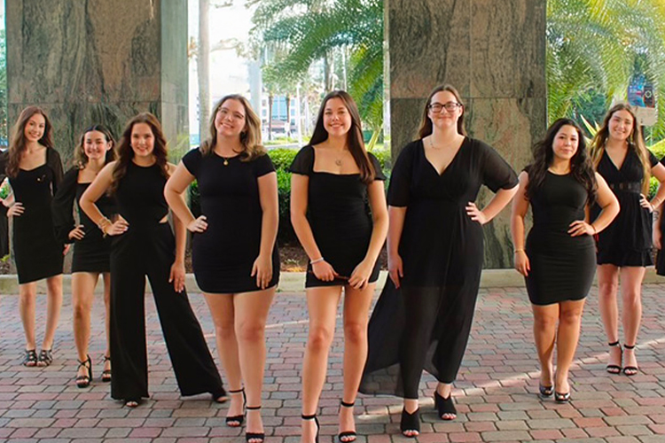 Group of Phi Sigma Sigma members
