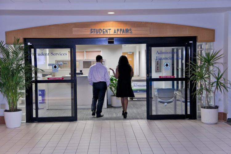 NSU students entering the student affairs office together