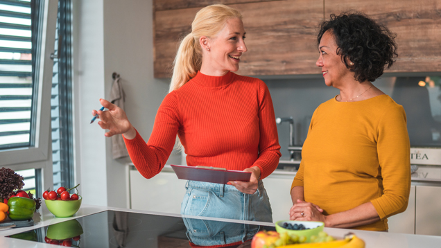 Nutricionist speaking with patient