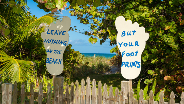 Foot sign next to the beach
