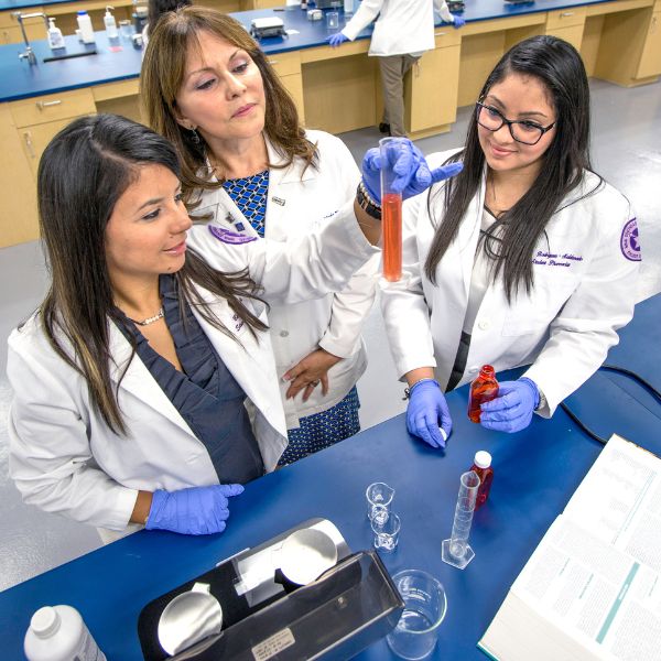 3 pharmacy students working in lab